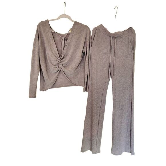 GILI NWT 2 piece set oatmeal color size small - Picture 2 of 9